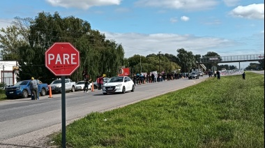 Vecinos protestaron al costado de la Ruta 2 contra la construcción de dos centrales termoeléctricas en Brandsen