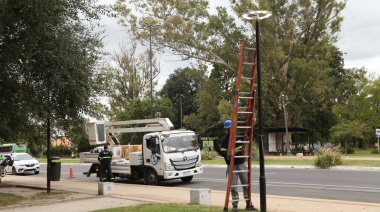 Con obras en la Avenida 520 y la Plaza Castells de Villa Elisa, avanza el plan de alumbrado público en La Plata