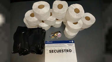 En una escuela de La Plata detuvieron in fraganti a dos menores robando: se llevaban 14 rollos de papel higiénico, uno de bolsas de consorcio y un manojo de llaves