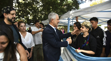 Con la presencia de Alak, la Municipalidad realizó "más de 1800 trámites comunales" en Villa Elisa