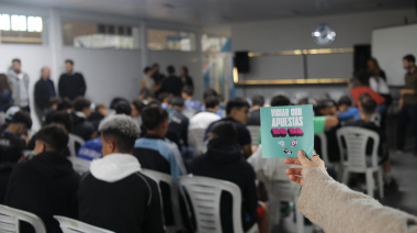 Atanasof encabezó una charla sobre apuestas online en la que participaron jóvenes del Club Villa San Carlos