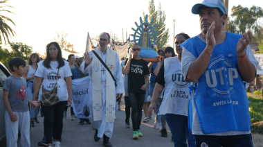 El Arzobispo de La Plata encabezó una procesión por el Día del Trabajador desde el Barrio El Futuro hasta el Barrio Malvinas
