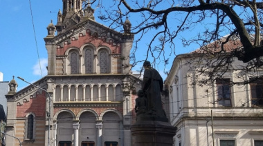 Un alumno de un colegio de La Plata ingresó al aula con un arma punzante en la mano