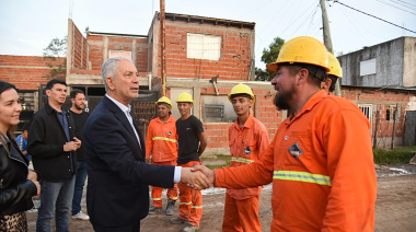 Alak supervisó el inicio de la nueva pavimentación asfáltica en la calle 80 entre las avenidas 13 y 25