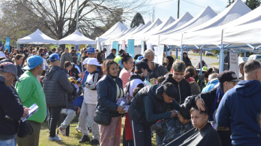 La Municipalidad pasó por Villa Elvira con gestión de trámites, salud y cultura para más de 2 mil vecinos