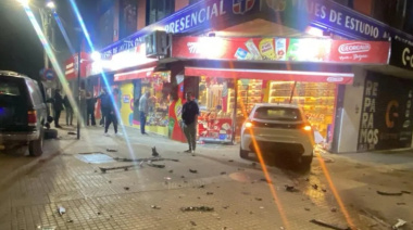 Un accidente de tránsito en La Plata terminó con un auto dentro de un kiosco