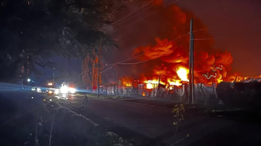 Vecinos de Melchor Romero debieron ser evacuados por el incendio de una papelera