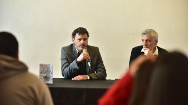 Granillo Fernández presentó su libro "La Ciudad Inconclusa" en La Plata