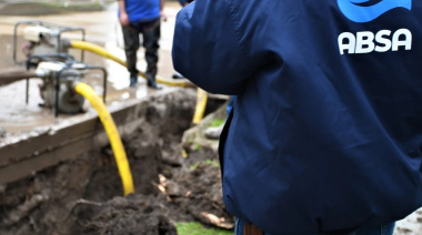 Realizan trabajos en una avería en un sector de la red de agua de Ensenada