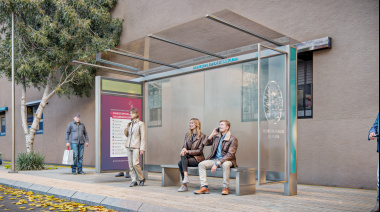 Fabricadas en acero inoxidable y un diseño contemporáneo, las nuevas paradas de colectivo en La Plata