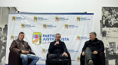Felipe Solá dio una charla en el PJ de La Plata con la consigna “Cristina es inocente, por eso tiene que estar libre”