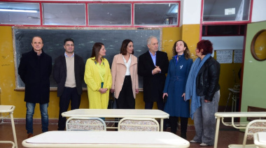 La Plata: renovaron el mobiliario en una escuela secundaria con equipamiento producido a nivel local