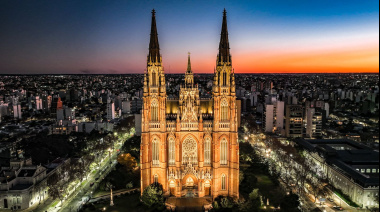 La Catedral de La Plata será una de las máximas atracciones en vacaciones, con el mega mural del Papa y un circuito en las alturas