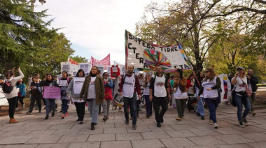 Docentes de la Provincia movilizan en La Plata para exigir "la devolución de los descuentos por paro"
