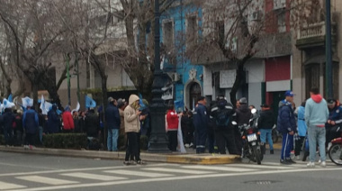 Los seguidores del Pata Medina ingresaron a la fuerza al local histórico de la UOCRA y cortaron la calle 44 en ambas manos
