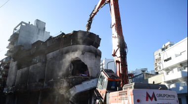 Comenzó la demolición del depósito de electrodomésticos que sufrió un incendio en La Plata