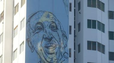 Avanza en La Plata el mural del Papa Francisco más grande del mundo