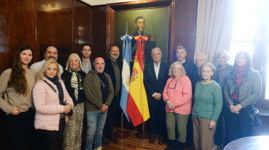 Alak y la comunidad española anunciaron la reconstrucción de la Plaza España
