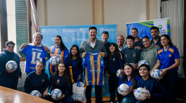 Lotería de la Provincia y Telekino donaron pelotas y materiales de entrenamiento para el fútbol femenino del Club Everton