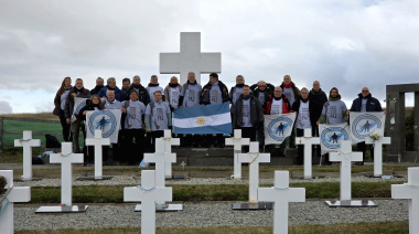 Excombatientes del CECIM La Plata visitaron el Cementerio de Darwin