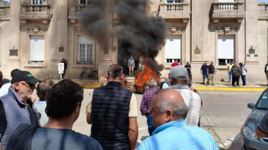 Productores rurales quemaron gomas y estallaron contra un funcionario comunal