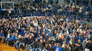 En un clima tenso y con huevazos a los dirigentes, Gimnasia realizó su asamblea ordinaria