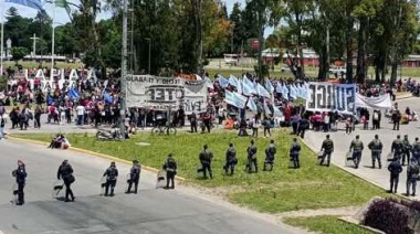 Organizaciones sociales de La Plata cortaron la bajada de la Autopista en La Plata