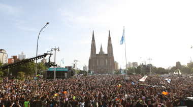 Miles de personas disfrutan el festejo central por el 143° aniversario de La Plata