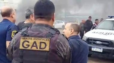 En La Plata un grupo copó la delegación municipal de Olmos, dos hombres amenazaron con incendiarla y terminaron detenidos