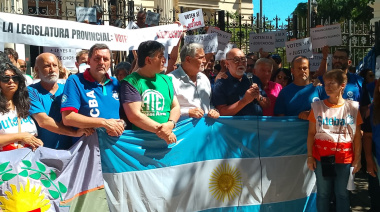 Dirigentes de las tres centrales sindicales se manifestaron frente a la Legislatura para pedir por la ley de financiamiento