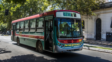 Choferes de tres líneas de La Plata denuncian falta de pago y llevan adelante una retención de tareas