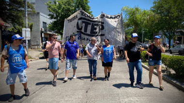Organizaciones sociales marcharon a la sede de ANSES en Plaza Paso de La Plata para entregar un petitorio con reclamos