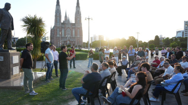 La UCR La Plata realizó un acto en Plaza Moreno por el 42° aniversario de la recuperación democrática