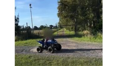 Pidieron la inhabilitación para conducir de un joven que permitió que su hijo de 5 años manejara un cuatriciclo