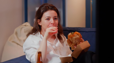 Comer en exceso por la noche: causas fisiológicas y formas de cambiar el hábito suavemente