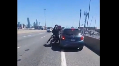 Violento cruce entre un motociclista y un automovilista en la Autopista Buenos Aires La Plata
