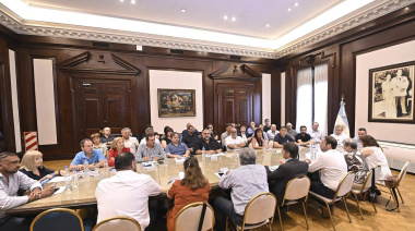 Kicillof se reunió con los gremios en La Plata y les adelantó que la próxima paritaria será en enero