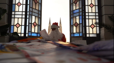 Papá Noel leyó las cartas que niñas y niños dejaron en el Palacio Municipal de La Plata