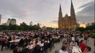 Organizaciones populares celebraron "La Navidad de los Pobres" frente a la Catedral de la Plata