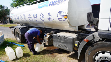 El Municipio de La Plata y ABSA repartieron más de 40 mil litros de agua a vecinos de San Carlos y Romero
