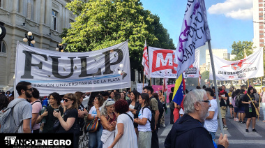 En La Plata repudiaron la intervención de EE.UU. en Venezuela con una radio abierta