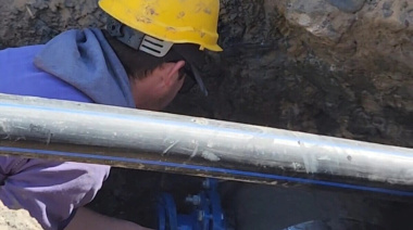 Los Hornos: realizan tareas de mantenimiento sobre la red de agua
