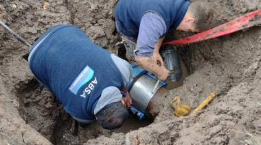 Realizan trabajos sobre la red de agua en Villa Elisa