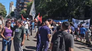 Trabajadores de Astillero Río Santiago se manifiestan frente a la Casa de Gobierno en La Plata