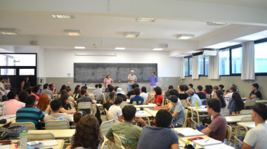 Docentes universitarios denuncian que la mayoría "tiene su salario congelado en 250 mil pesos hace un año"