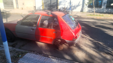 Un vecino de La Plata reclama que retiren un auto abandonado en la puerta de su casa desde hace 4 meses