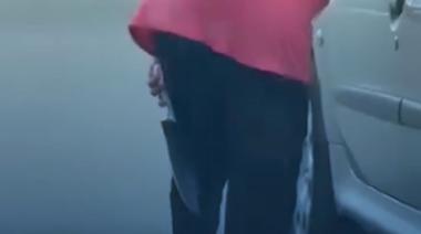 La abuelita cuchillera: una señora amenazó con un arma blanca a un conductor por una discusión de tránsito