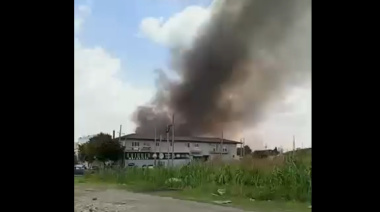 Un incendio afectó un predio frente a Nini donde funciona un circuito de motos.