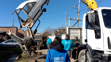 La Municipalidad de La Plata realizó operativos de remoción de autos abandonados en el sur y el oeste del distrito