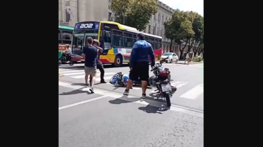 Dos motociclistas se agarraron a piñas tras una discusión de tránsito en el centro de La Plata